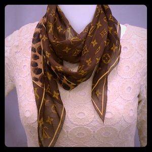 AUTHENTIC* NWT* LOUIS VUITTON Silk Leopard Scarf